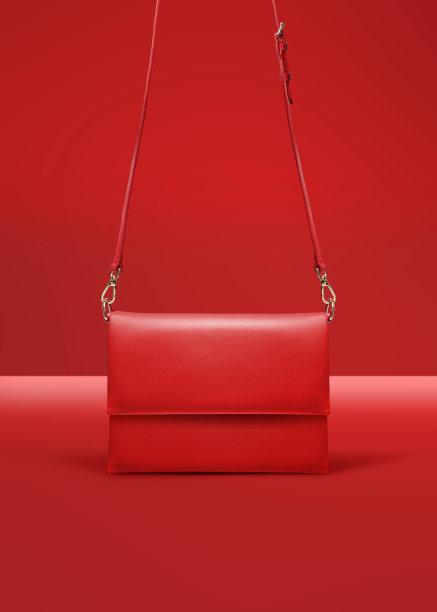 时尚摄影，红色的肩袋在红色的背景与剪辑路径图片下载