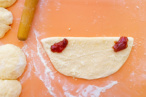 DIY步骤4。樱桃角派。把樱桃放在对折的煎饼上图片下载