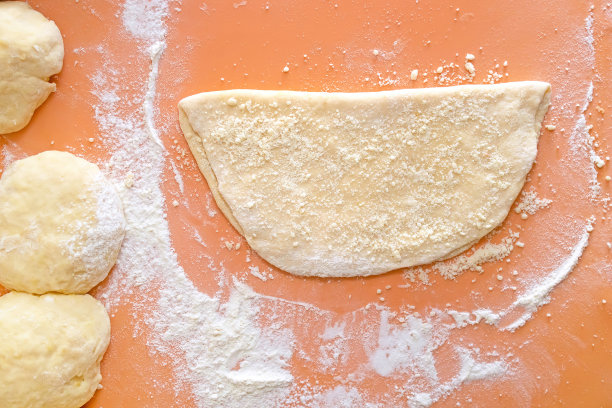 DIY步骤3。樱桃角派。把煎饼对折图片下载