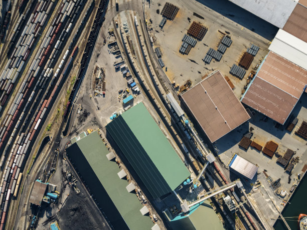 加拿大不列颠哥伦比亚省北温哥华海王星码头煤炭运输港口的航拍照片图片下载
