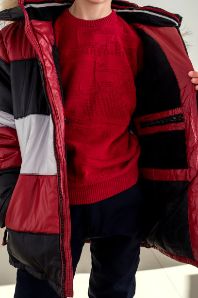 一个年轻人在量一件给他温暖和舒适的漂亮的秋春夹克。图片下载