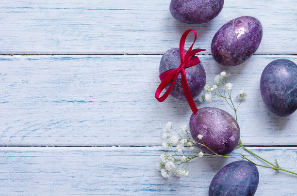 时髦的紫色复活节彩蛋，非常漂亮。图片下载