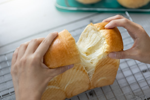 新鲜的烤牛奶面包放在架子上图片下载