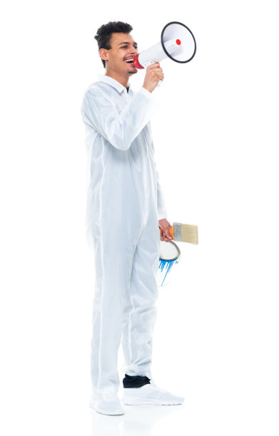 非裔美国青年男性画家，身穿工作服，手持扩音器，站在白色背景前图片下载
