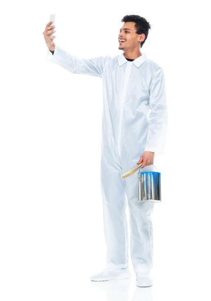 非裔美国青年男性照片站在白色背景前，穿着工作服，使用智能手机图片下载