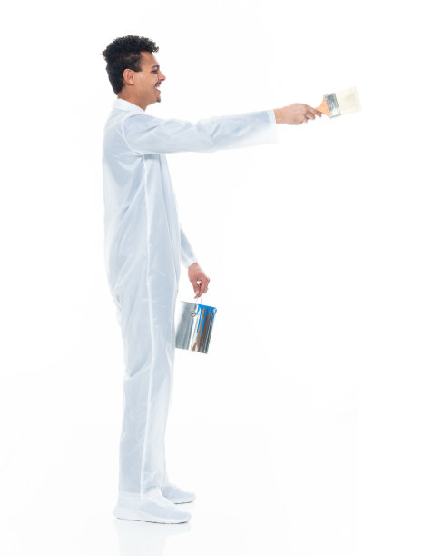 非洲裔男性房屋油漆工穿着工作服站在白色背景前图片下载