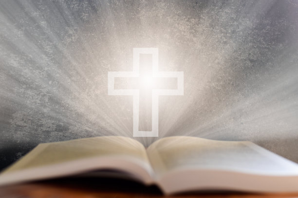 打开有灯和基督教十字架的书图片下载