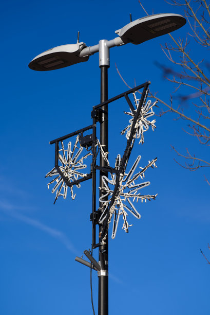 在一个阳光明媚的冬日，Zürich Glattbrugg的圣诞彩灯装饰街灯。图片下载