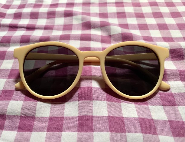 米色太阳镜框架上紫色毯子图片下载