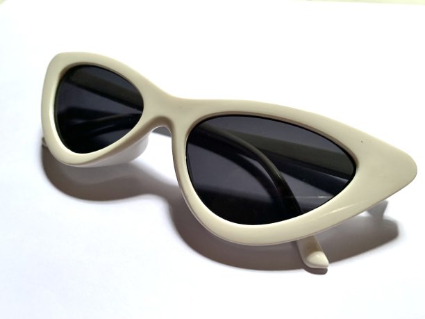 白猫眼太阳镜图片下载