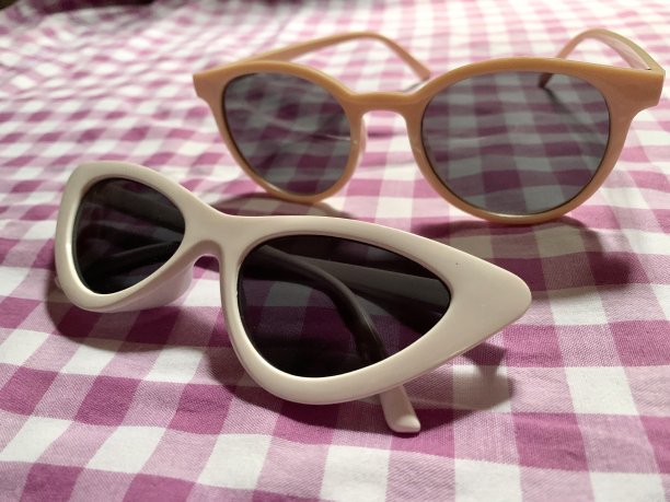 野餐毯子上的复古太阳镜图片下载