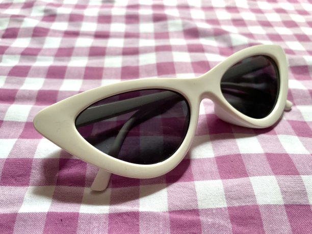 从侧面看猫眼太阳镜图片下载