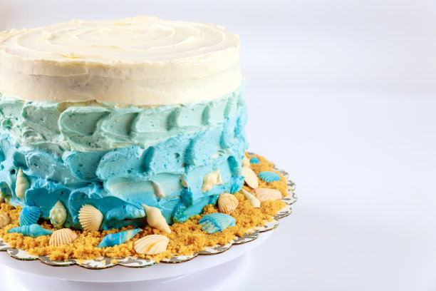 用蓝色奶油和贝壳装饰的海味蛋糕。图片下载