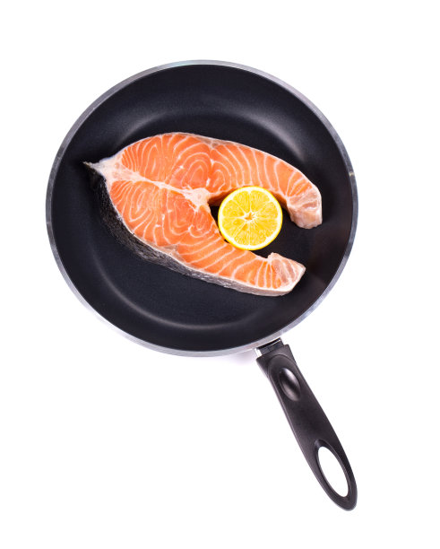 新鲜三文鱼排在不粘锅上的特写镜头。图片下载