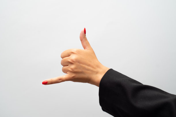 红色指甲的女性手在白色背景上显示手势图片下载