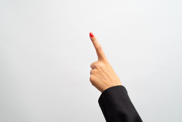红色指甲的女性手在白色背景上显示手势图片下载