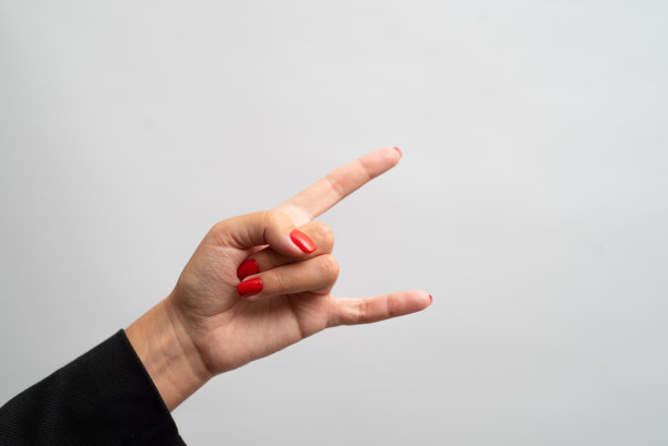 红色指甲的女性手在白色背景上显示手势图片下载