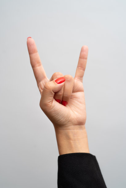 红色指甲的女性手在白色背景上显示手势图片下载