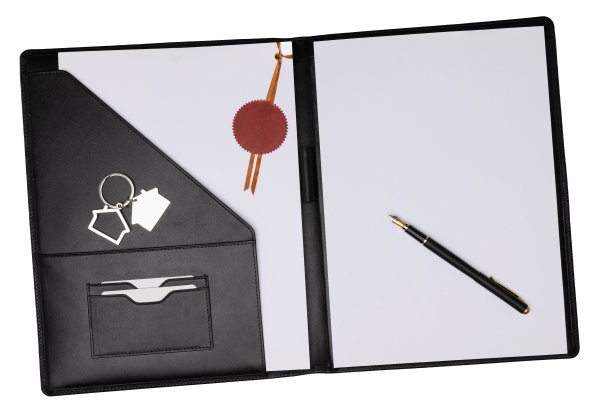 黑色皮革记事本封面空白纸，钢笔和钥匙链孤立在白色图片下载