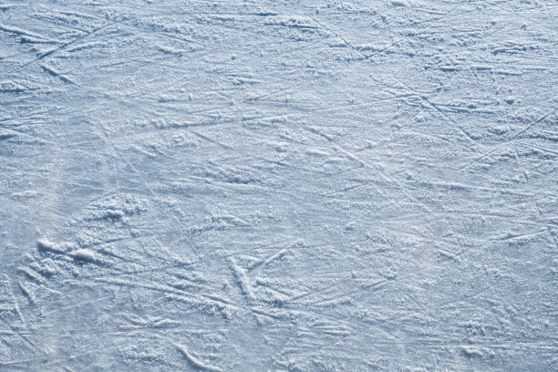 溜冰场，切冰，下雪。冬季运动。冰面上的划痕。特写照片。图片下载