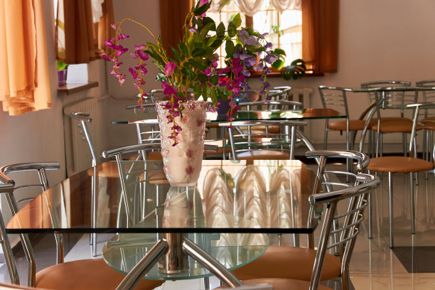 不锈钢制成的空玻璃桌椅图片下载