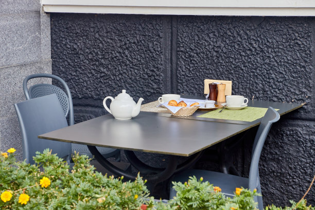 露天咖啡馆的一张空桌子图片下载