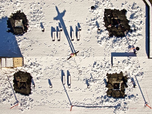 建筑工人在混凝土建筑上图片下载