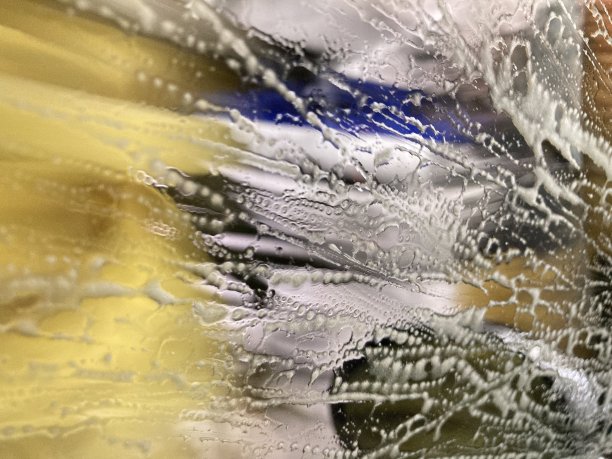 用刷子在洗车机上擦洗挡风玻璃图片下载