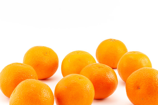 白色背景上的橘子图片下载