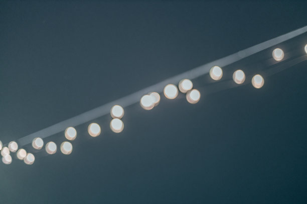 夜间装饰的户外串灯。五颜六色的圣诞彩灯，节日背景，明亮的灯泡图片下载