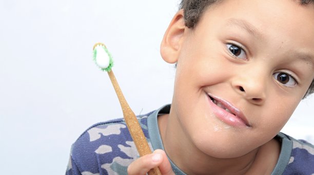 男孩用牙刷刷牙的照片图片下载