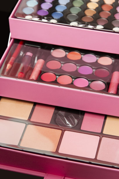 接近与眼影，唇膏，腮红和刷子粉红色化妆盒。图片下载