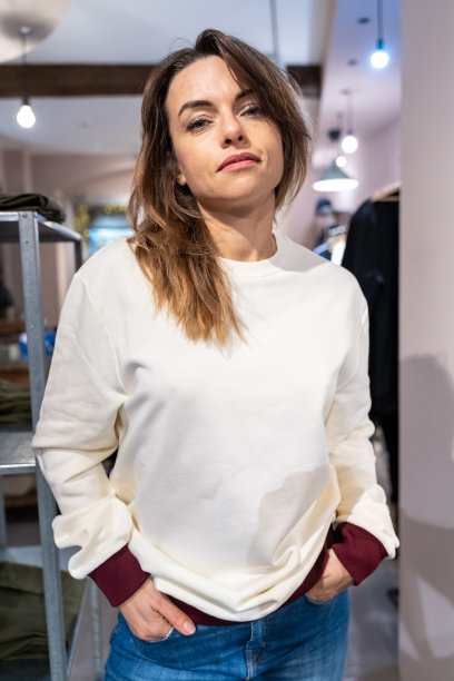 一个漂亮的女人正在商场里试穿衣服图片下载