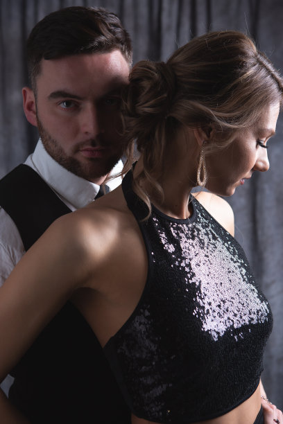 男人温柔地拥抱了背对着自己站着的女人图片下载