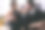 性感的女孩把她的脚放在她优雅的男人的大腿坐在沙发上。一对情侣相爱的复古肖像图片下载