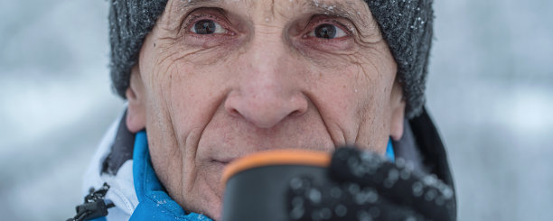 满脸皱纹的老游客喝着杯子里的热饮图片下载