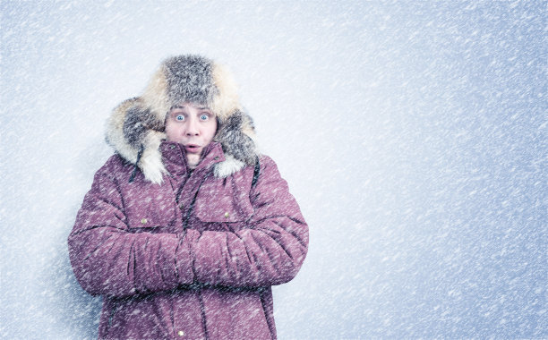 这幅画描绘的是一个穿着冬衣的冻馁的人，他正用袖子暖手图片下载