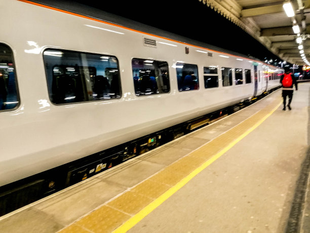 火车站月台上车图片下载