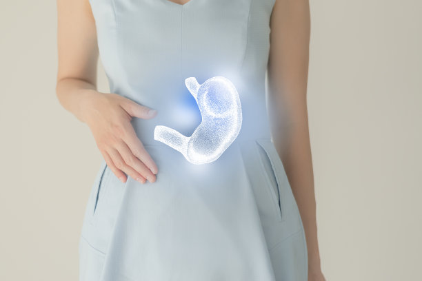 一个穿着蓝色衣服的女人，手里拿着虚拟的肚子。手绘人体器官、排毒保健、保健医院服务概念图库图片下载