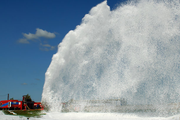 一大股灭火泡沫。图片下载