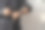 男人在办公室使用智能手表和智能手机图片下载