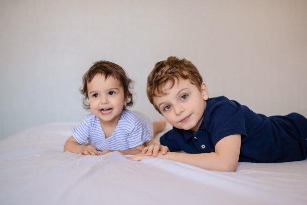 哥哥和妹妹正趴在地上图片下载