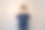快乐的小男孩穿着蓝色t恤，戴着眼镜图片下载