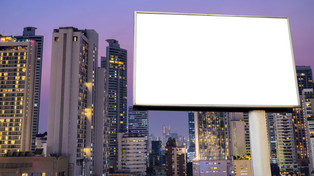 空白白色道路广告牌与曼谷城市景观背景在夜间。图片下载