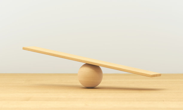 木制跷跷板秤坐平衡在木地板股票照片图片下载