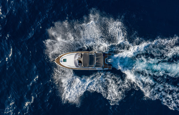 小船在地中海蔚蓝的海面上破浪而出图片下载