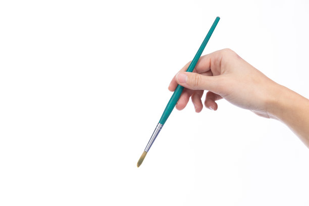 一位女士手里拿着画笔，背景是白色的图片下载