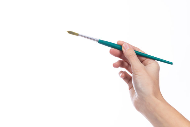 一位女士手里拿着画笔，背景是白色的图片下载