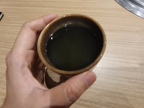 木桌上的一杯热茶图片下载