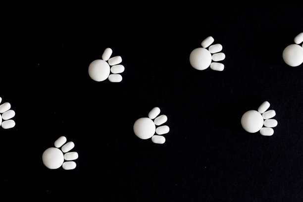 使用糖果在黑色背景上创建足迹图片下载